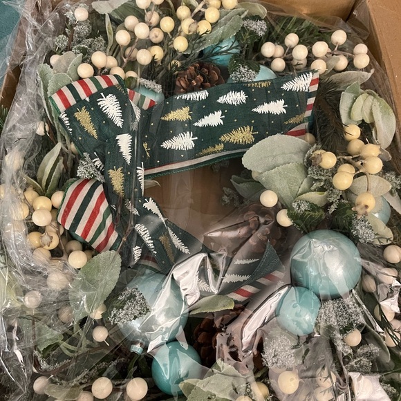 Festive Winter Xmas Green Holiday Wreath with Bow - Picture 5 of 5